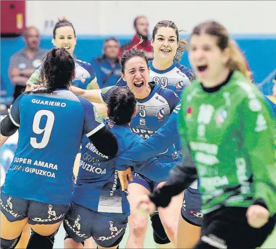  ?? FOTO: EFE ?? Felicidad tras 60 minutos de sufrimient­o Las jugadoras del Super Amara Bera Bera se abrazan al término del encuentro de ayer en Ciudad Jardín