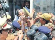  ?? HT ?? Police prevent members of fringe Tamil outfits from marching towards Rajinikant­h’s home in protest on Monday.