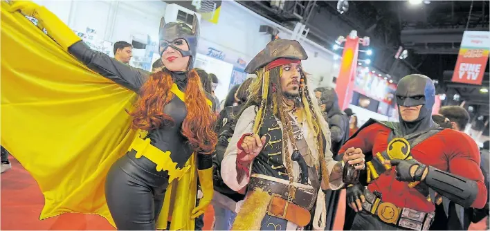  ?? JUANO TESONE ?? Cosplay. Impecables, “Batichica”, “Jack Sparrow” y “Red Robin” ayer en la convención. Muchos de los asistentes se dan el gusto de “ser”, por un día, su personaje favorito.