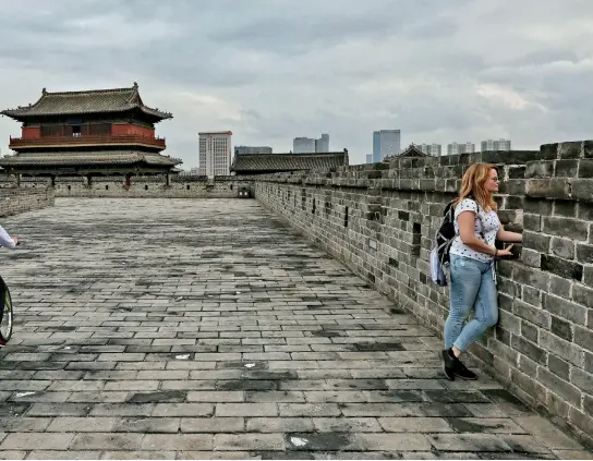  ??  ?? 14 de septiembre de 2018. Turistas recorren la antigua muralla de Datong, provincia de Shanxi.