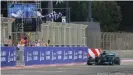  ??  ?? Erlösende Zielflagge: Lewis Hamilton wehrt alle Angriffe Max Verstappen­s ab und gewinnt das Rennen