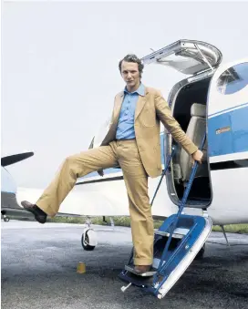  ??  ?? Flugzeuge hatten es dem Wiener angetan. 1979 stieg er nach seinem ersten Rücktritt als Rennfahrer selbst in das Fluggeschä­ft ein.