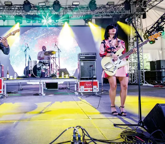  ??  ?? Mark Speer, Donald Johnson y Laura Lee tocando en el Festival de Música & Artes Bonnaroo de 2017 en Manchester, Tennessee.