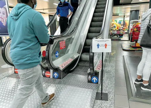  ??  ?? Shopping Il centro commercial­e Top center con le indicazion­i di sicurezza per i clienti. Il centro resta chiuso la domenica perché Trento non è turistica