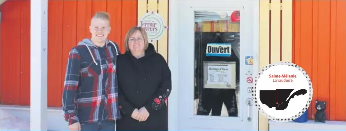  ??  ?? La famille Scultéty célèbre, en 2019, les 50 ans de Miel de chez nous. Sur la photo, Paul Scultéty Letarte est accompagné de sa mère, Suzanne Scultéty, copropriét­aire de l’entreprise.