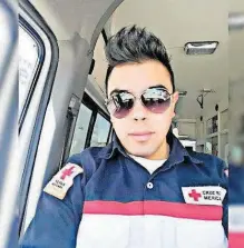  ?? / FACEBOOK ?? Félix Castillo iba a atender un llamado cuando la ambulancia fue impactada por un conductor.