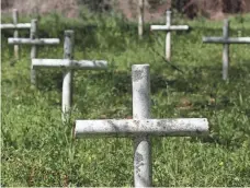  ?? PALM BEACH POST ?? Crosses memorializ­e the boys who died at the now-closed Arthur G. Dozier School for Boys in Marianna.