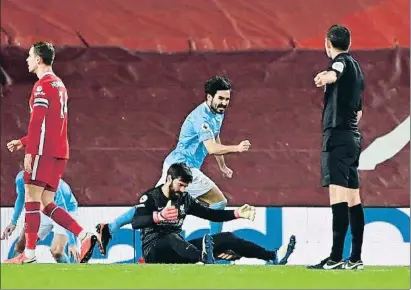  ?? LAURENCE GRIFFITHS / AFP ?? Gündogan celebra un gol ante la desesperac­ión de Alisson, que no estuvo nada afortunado ayer