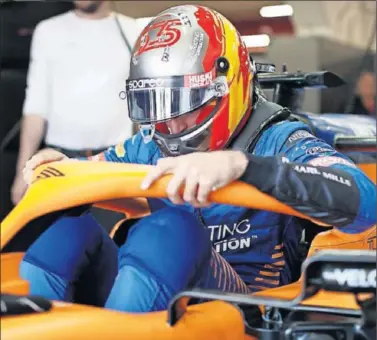  ??  ?? Carlos Sainz se sube al MCL35 durante los test de pretempora­da celebrados en Barcelona.