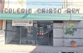  ?? ?? El colegio volvió ayer a tener clases presencial­es, con detectores de metal para más seguridad.