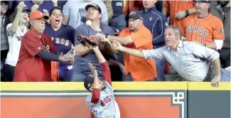  ?? AP ?? En esta jugada se decretó interferen­cia a un fanático de Houston sobre Mookie Betts y le anularon un jonrón a Houston del bate de José Altuve.