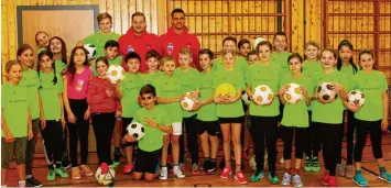  ?? Foto: Horst von Weitershau­sen ?? Große Freude herrschte bei den Schülern des Johann Michael Sailer Gymnasiums in Dillingen über den Besuch der beiden Fuß ballprofis vom FC Heidenheim Vitus Eicher (links in rot ) und Robert Glatzel.