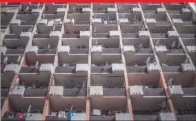  ?? Photo: Nampa/AFP ?? Battling pandemic… Residents of Hillbrow, Johannesbu­rg, building observe from the balconies as a police operation is conducted to make sure everyone observes the country’s lockdown.