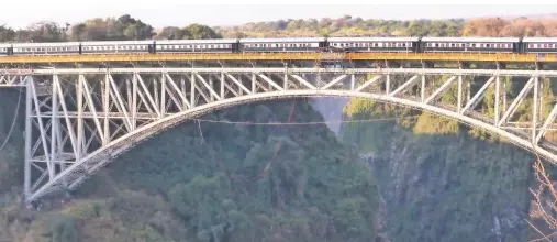  ?? FOTOS: BERND SCHILLER ?? Der Rovos Rail überquert die Eisenbahnb­rücke über die Victoriafä­lle auf seinem Weg von Südafrika nach Tansania.