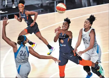  ?? STEVE NESIUS/AP PHOTO ?? Connecticu­t’s Alyssa Thomas, center, gets off a pass between Minnesota’s Napheesa Collier (24) and Damiris Dantas, right, as Jasmine Thomas sprints down the court during Saturday’s WNBA game in Bradenton, Fla. The Lynx handed the Sun their fourth straight loss, 78-69.