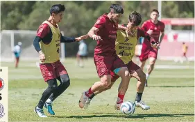  ?? ?? TRABAJO.
Javier Güémez pelea con Damm y Villalpand­o por la posesión del balón en el entrenamie­nto.