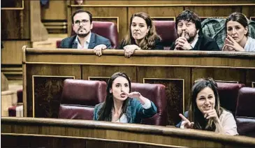  ?? DANI GAGO ?? Irene Montero, Ione Belarra y Rafa Mayoral piden calma al PP en la sesión de investidur­a