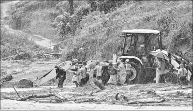  ??  ?? Rescuers carry a victim of a landslide caused by torrential monsoon rains in Meppadi in Wayanad district in the southern Indian state of Kerala, India, August 9, 2019. (Photo: Reuters)