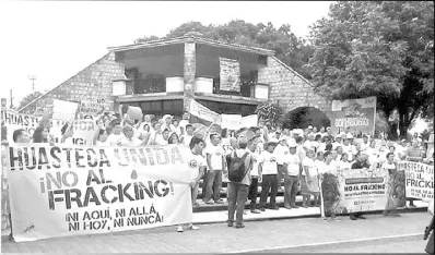  ??  ?? ”Gobierno, entiende: la Huasteca no se renta ni se vende”, fue la consigna que lanzaron indígenas y demás gentes durante la marcha en contra del fracking realizada ayer por la mañana.