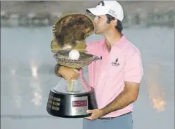  ?? FOTO:GETTY ?? Campillo besa el trofeo del Qatar Masters en su 2ª victoria del tour europeo