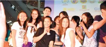  ??  ?? GMA 7 actor Mike Tan with hordes of fans.