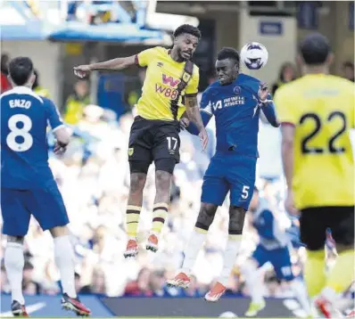  ?? Kin Cheung / AP ?? Badiashile, del Chelsea, salta a buscar una pilota al costat de Foster, del Burnley, en el partit d’ahir a Londres.