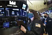  ?? NICOLE PEREIRA — NEW YORK STOCK EXCHANGE ?? New York Stock Exchange trader Phyllis Arena Woods works on the trading floor.