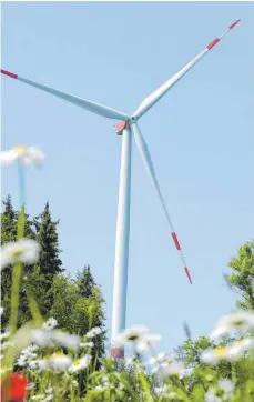  ?? FOTO: STEFAN PUCHNER/DPA ?? Der Bau neuer Windräder im Südwesten ist in den vergangene­n Jahren stark zurückgega­ngen. Das soll sich nach dem Willen von Grünen und CDU in Zukunft wieder ändern.