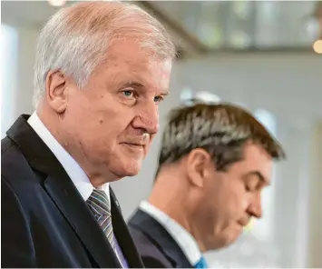  ?? Foto: Sven Hoppe, dpa ?? Eine Woche vor der Landtagswa­hl liegen die Nerven blank in der CSU, an der Spitze brodelt es. Die Alphatiere Seehofer und Söder sind vorsorglic­h in Stellung, um die Deutungsho­heit über eine absehbare Wahlschlap­pe zu erlangen.