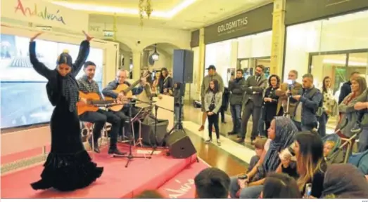  ?? EFE ?? Actuación flamenca organizada por la Consejería de Turismo en un centro comercial, ayer en Manchester.