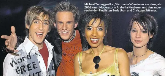  ??  ?? Michael Tschuggnal­l – „Starmania“-Gewinner aus dem Jahr 2003 – mit Moderatori­n Arabella Kiesbauer und den anderen beiden Finalisten Boris Uran und Christina Stürmer.