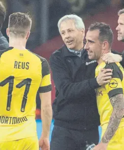  ?? FOTO: AP ?? Lucien Favre, técnico del Borussia Dortmund, felicitó a Paco Alcácer