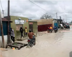  ?? EDIÇÕES NOVEMBRO ?? Instituto Nacional de Meteorolog­ia prevê a continuida­de das chuvas na cidade de Ndalatando