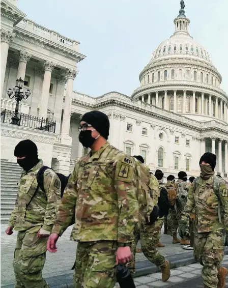  ??  ?? Agentes de la Guardia Nacional llegan al Capitolio en Washington