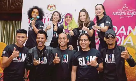  ?? PIC BY NURUL SYAZANA ROSE RAZMAN ?? 1Malaysia Training Scheme secretaria­t head Norashikin Ismail (back row, centre) at a press conference on the upcoming open job interview in Seri Kembangan recently. Present are celebritie­s Faizal Tahir (front row, second from left), Stacy (back row,...