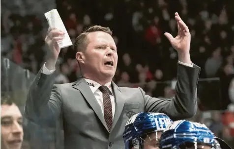  ?? Foto: Siegfried Kerpf ?? Geht an der Bande voll mit: Trainer Mike Stewart startet mit den Augsburger Panthern am Dienstag in die Play-offs gegen Düsseldorf.