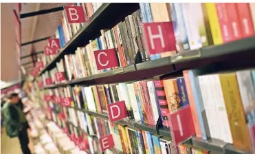  ?? FOTO: RALF HIRSCHBERG­ER/DPA ?? Hier sind die Buchreihen noch gut gefüllt. Aber gehen den Buchhandlu­ngen bald vielleicht doch die Bücher aus? Die Insolvenz des Großhändle­rs KNV erschütter­t jedenfalls die Branche.