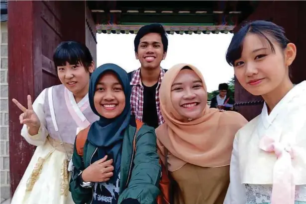  ??  ?? NAZRUL Izzati (dua diri kiri) bersama remaja Korea yang memakai ‘hanbok’.