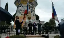  ?? ?? Les présidents d’associatio­n et M. le maire ont déposé une gerbe au monument aux Morts.