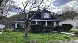  ?? DYLAN LOVAN/ASSOCIATED PRESS ?? Shirley Howard’s home in Jackson, Kentucky, sits vacant after sustaining flood damage in July. Howard woke up to flood waters in her bedroom, and the family had to flee as the flood waters rose to the ceiling.