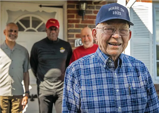  ?? (Washington Post photo by Bill O'leary) ?? Paul Snyder, 101, with friends at his home in Kensington, Md. From left are Jackie Gill, Jonathan Walker and Ron Wahl.