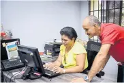  ??  ?? Ruby Ayala junto a Juancho, encargados de manejar el archivo de la Asamblea.