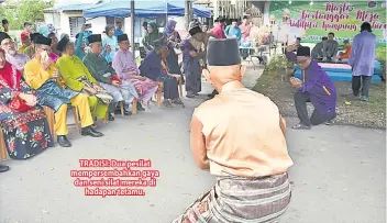  ??  ?? TRADISI: Dua pesilat mempersemb­ahkan gaya dan seni silat mereka di hadapan tetamu.