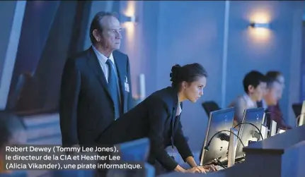  ??  ?? Robert Dewey (Tommy Lee Jones), le directeur de la CIA et Heather Lee (Alicia Vikander), une pirate informatiq­ue.