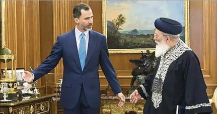  ??  ?? ENCUENTRO. El Rey Felipe VI de España recibe al rabino Sefardí, Shlomo Moshe Amar, en el Palacio de la Zarzuela, en Madrid.