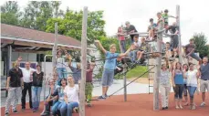  ?? FOTO: HERBERT GUTH ?? Freude herrscht bei Schülern und Lehrern der Hoffmannsc­hule in Wilhelmsdo­rf. Grund ist der neu gestaltete Schul- und Pausenhof.