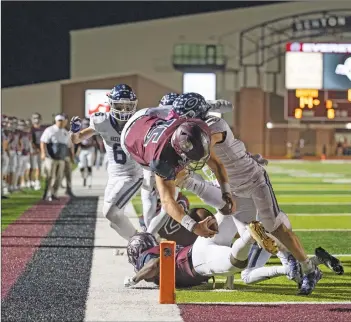  ?? BRAEDEN BOTTS/TONY Gatlin Photograph­y ?? Benton senior quarterbac­k Stran Smith, 15, dives in for a touchdown during a 41-40 come-from-behind victory over the Greenwood Bulldogs in 6A West Conference action. The win puts the Panthers at 7-1 overall, 5-0 in league play.