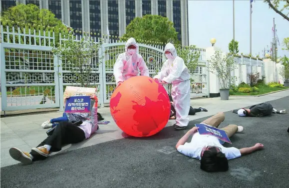  ?? AP ?? Activistas medioambie­ntales se manifiesta­n frente a la sede del Gobierno en Seúl (Corea del Sur) durante el Día de la Tierra