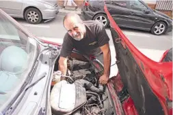  ??  ?? Mechaniker Paco Guirado bei den Reparatura­rbeiten.