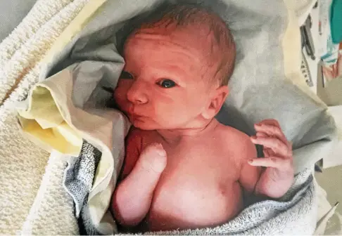  ?? FOTO: PRIVAT/FUNKE ?? Ein hübscher Kerl: Baby Leon kurz nach seiner Geburt. Seine rechte Hand ist aus unbekannte­n Gründen nicht ausgebilde­t.